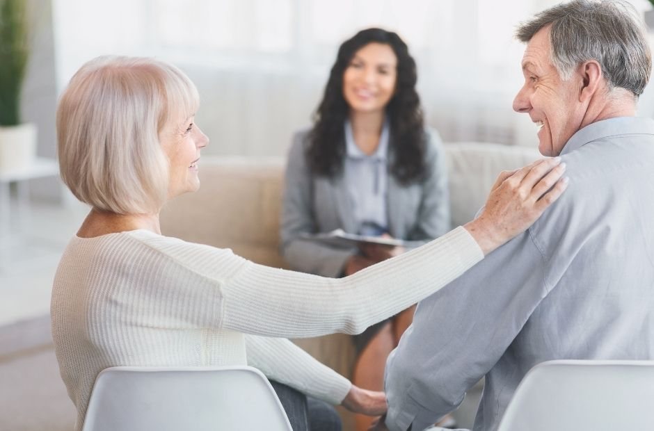 Sessão de terapia com um casal conversando com a terapeuta